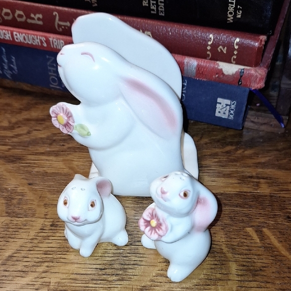 Vintage 1983 Avon Bunny Rabbit Salt and Pepper Shakers-Napkin Holder - Picture 1 of 9